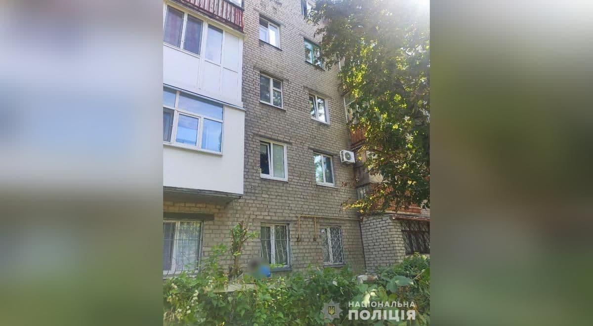 У Кременчуці жінка випала з вікна і померла