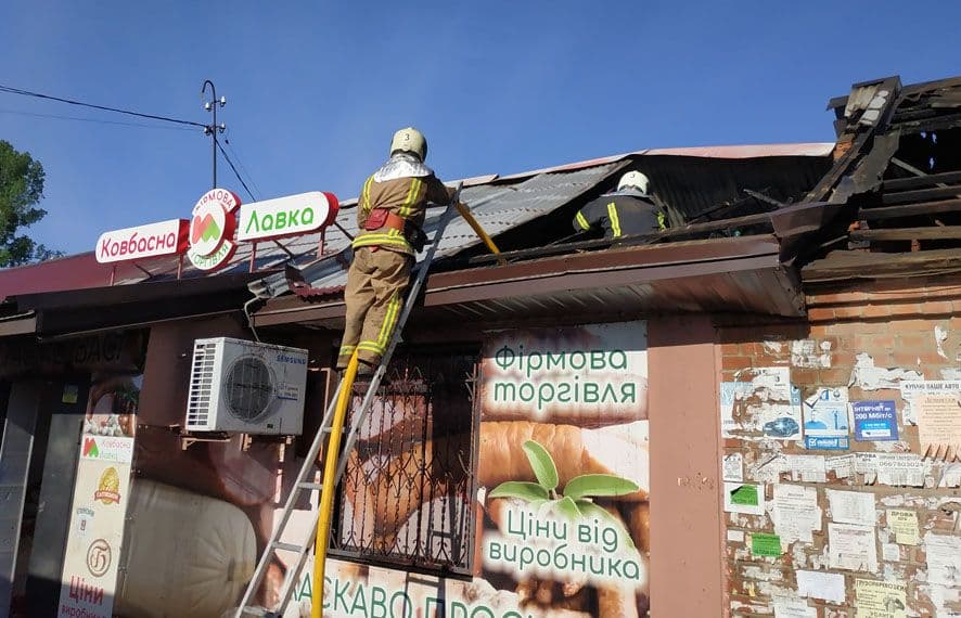 У Полтаві під час пожежі в магазині вогонь пошкодив відділення «Укрпошти»