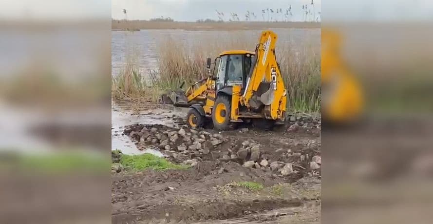 На Полтавщині чоловік бульдозером горнув сміття у водойму