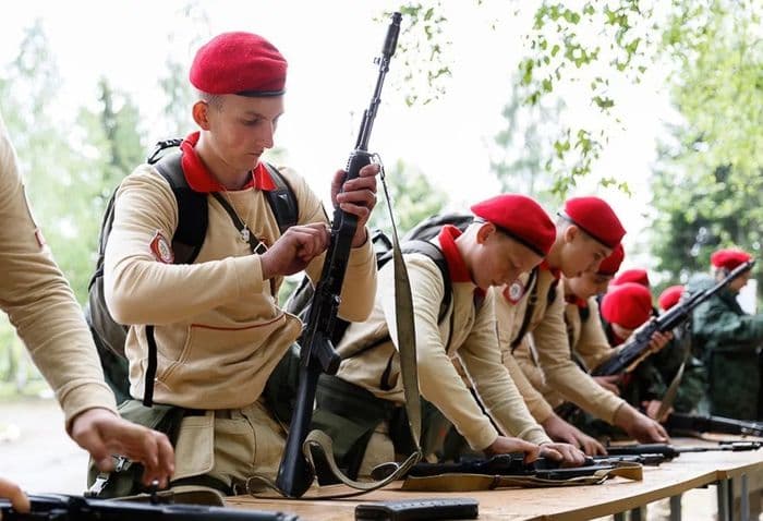Окупанти планують мобілізувати підлітків для війни з Україною