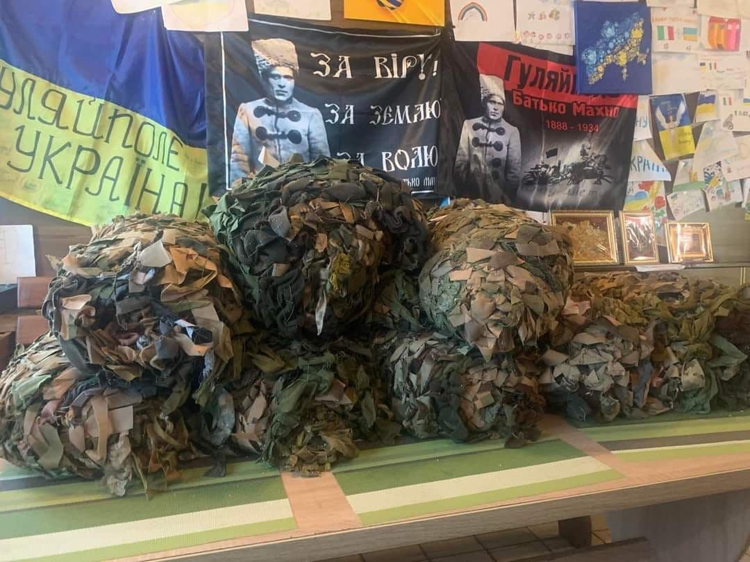 Волонтери з Полтавщини сплели 90 тисяч квадратних метрів маскувальних сіток