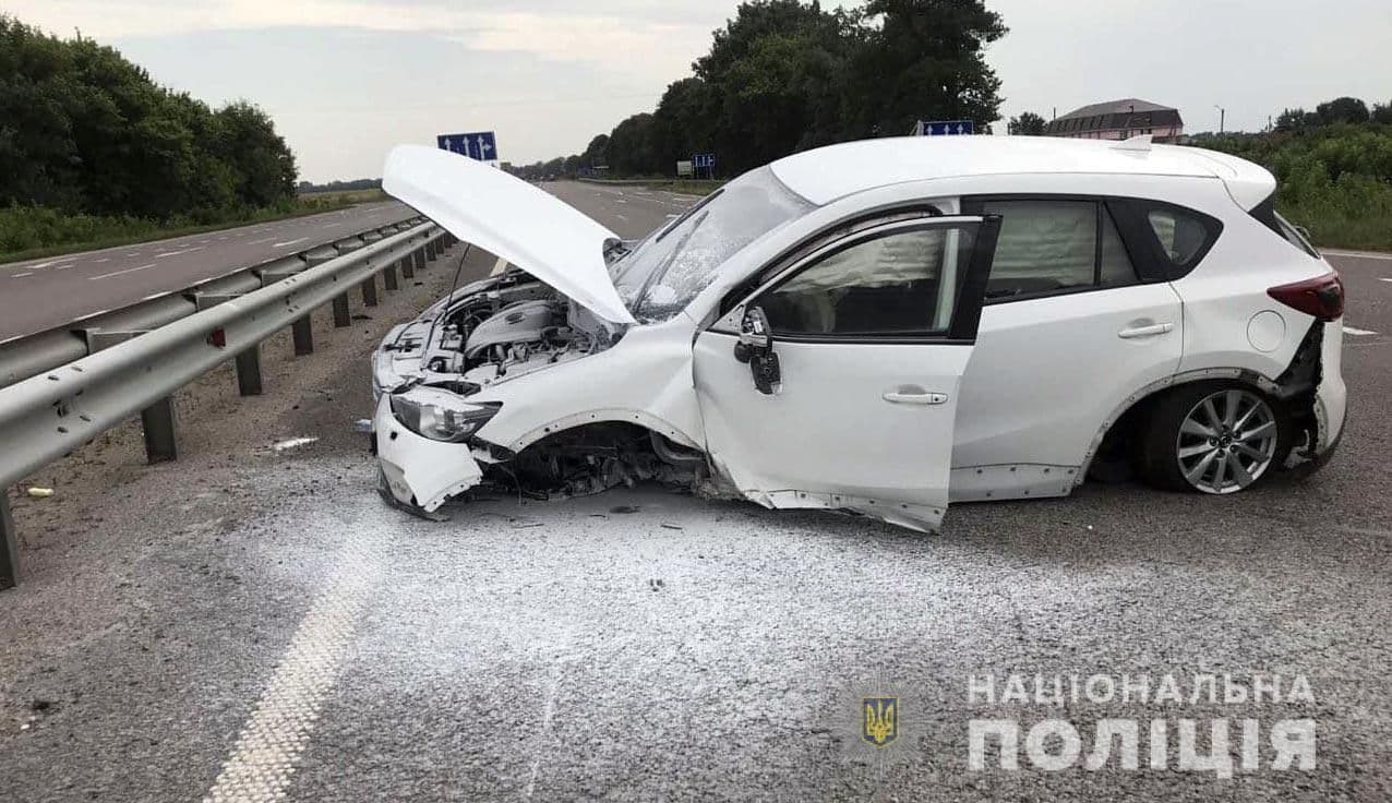 На трасі Київ-Харків «Mazda» влетіла у відбійник