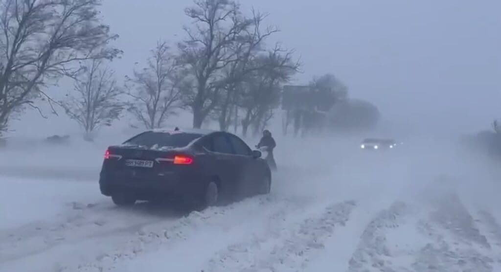 На одній із трас Полтавщини перекрили дорогу через негоду