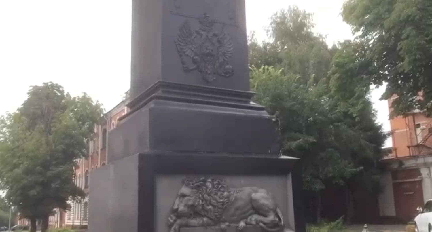 У Полтаві з пам'ятника на місці відпочинку Пєтра I зникли написи