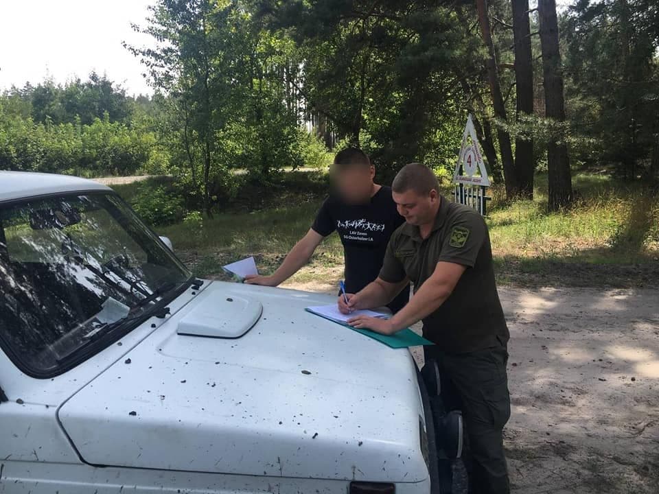 На Полтавщині в лісі спіймали порушника: йому загрожує до 4590 грн штрафу