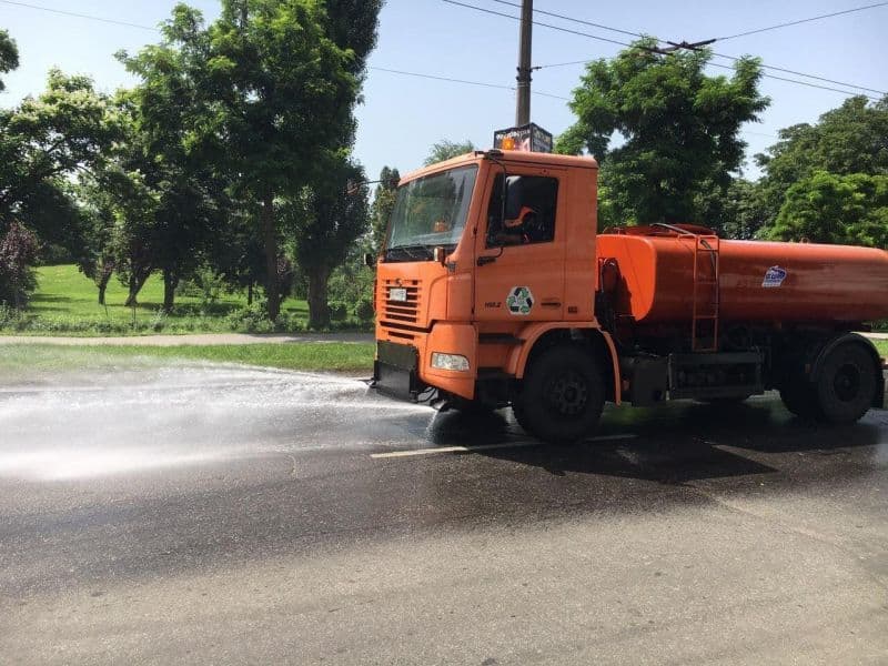 У Кременчуці безжальна спека: комунальники поливають дороги водою