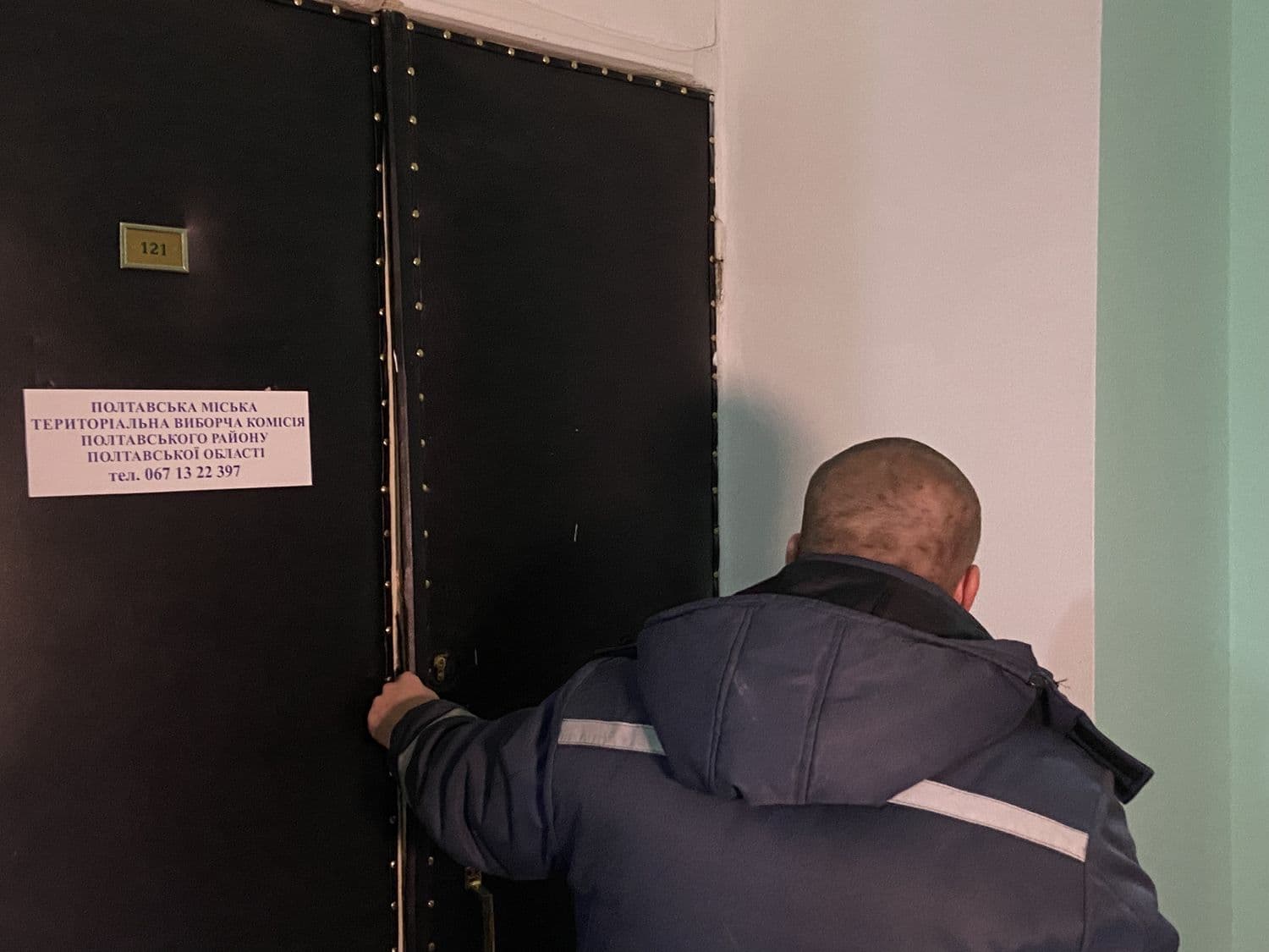 У Полтавській міськраді вибили двері в тервиборчком, щоб замінити депутатів