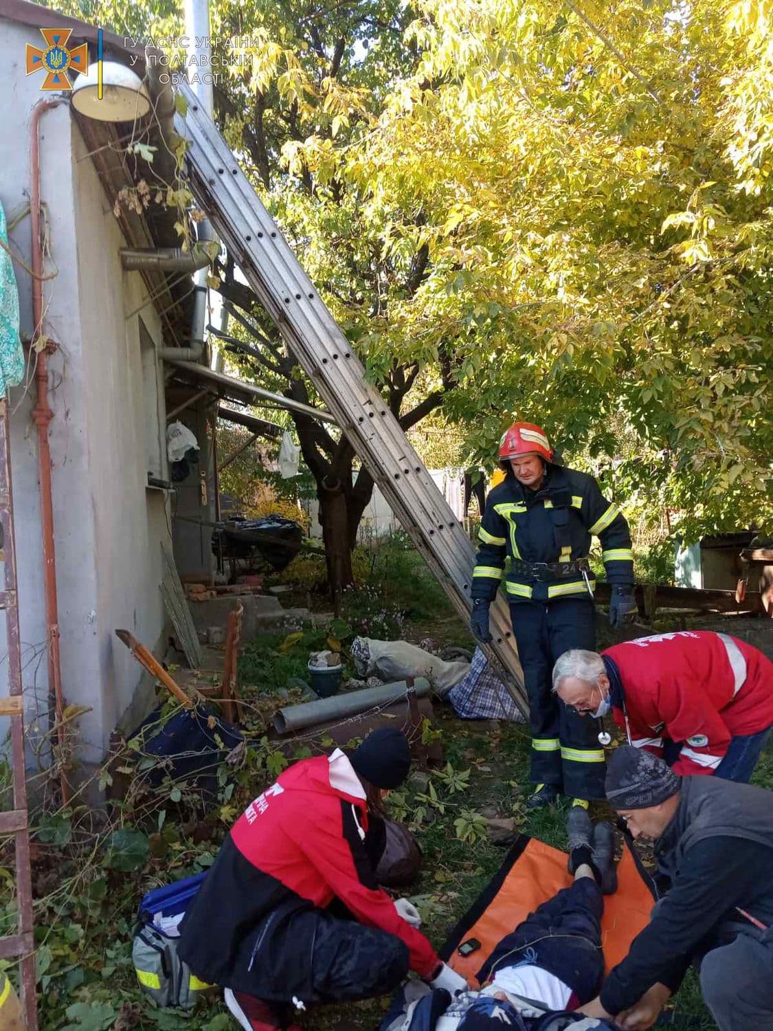 У Полтаві рятувальники зняли з даху непритомного чоловіка
