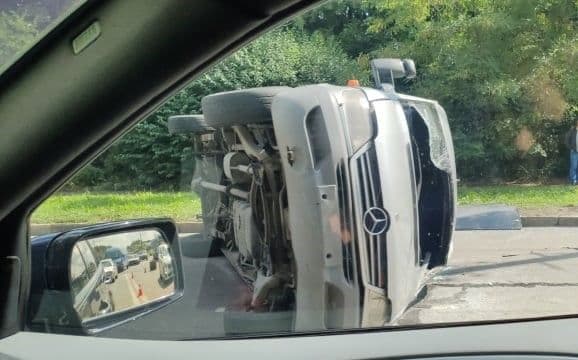 Поблизу Пирятина перекинувся мікроавтобус з військовими: є загиблий