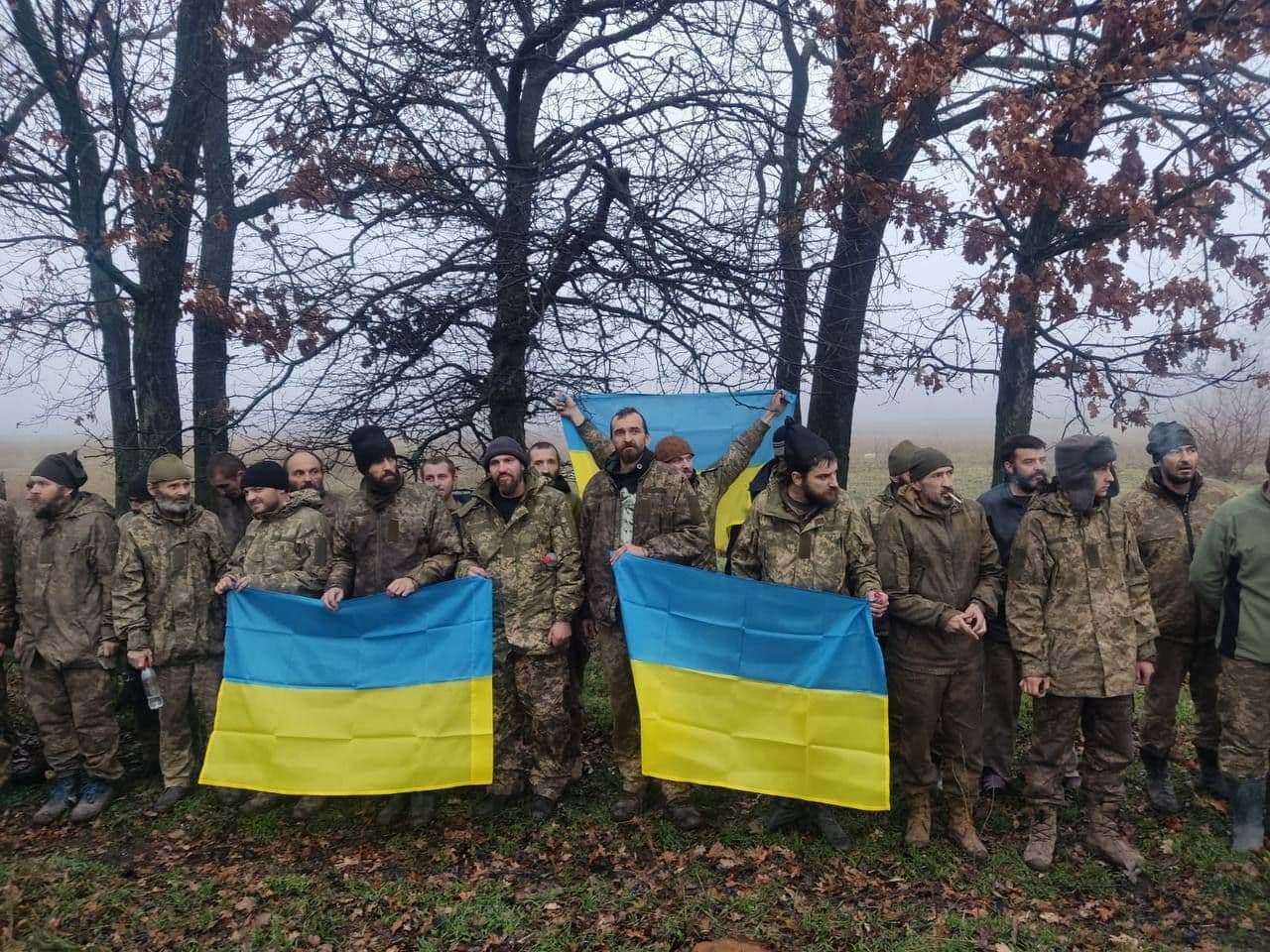 64 захисники повертаються додому з російського полону