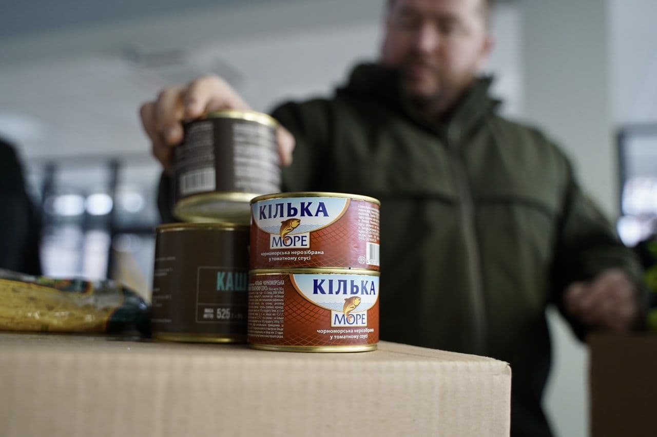 Крупа та кільки — переселенцям Полтави підготували продуктові набори