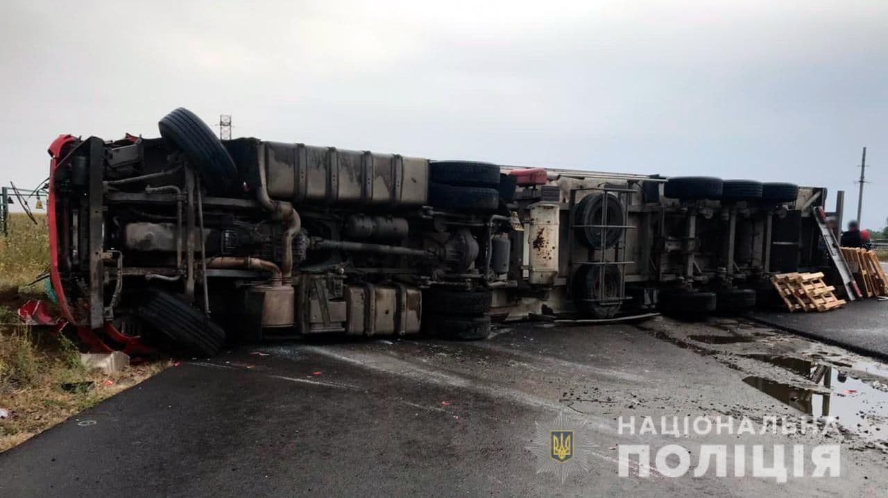 На Полтавщині перевернулась вантажівка: водій у лікарні