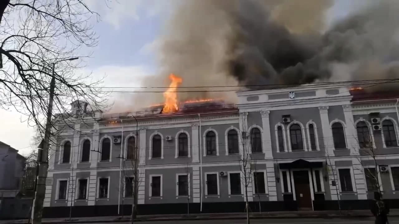 У Чернігові горить будівля СБУ, у Харкові обстріляли мікрорайон