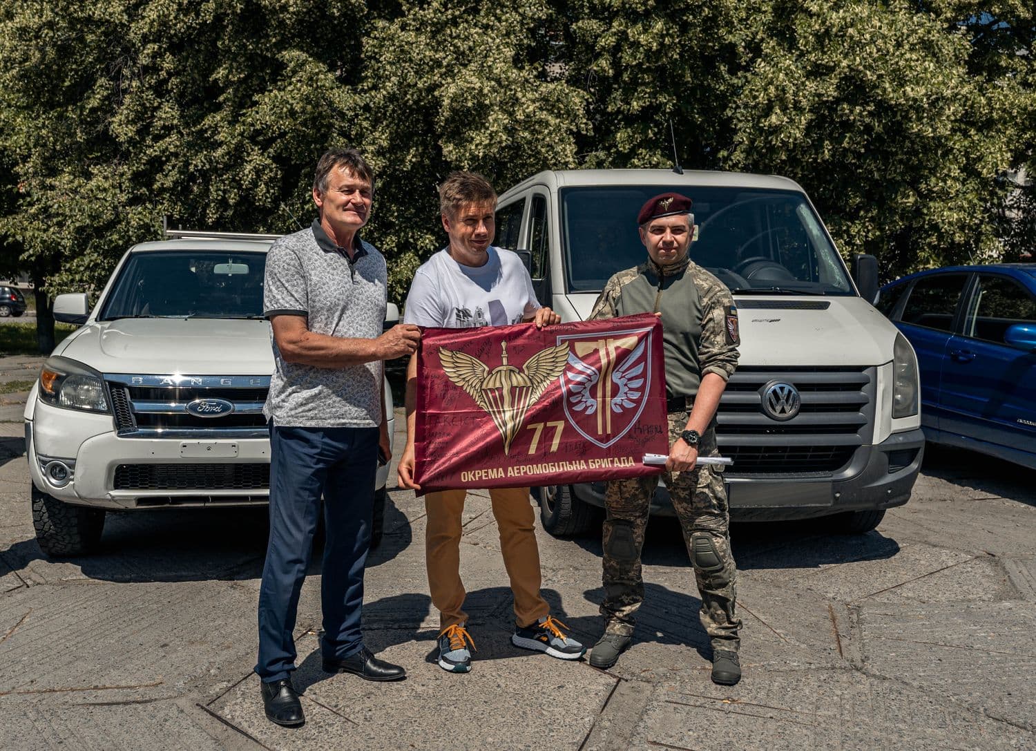 З Полтави на фронт передали 10 повнопривідних автівок