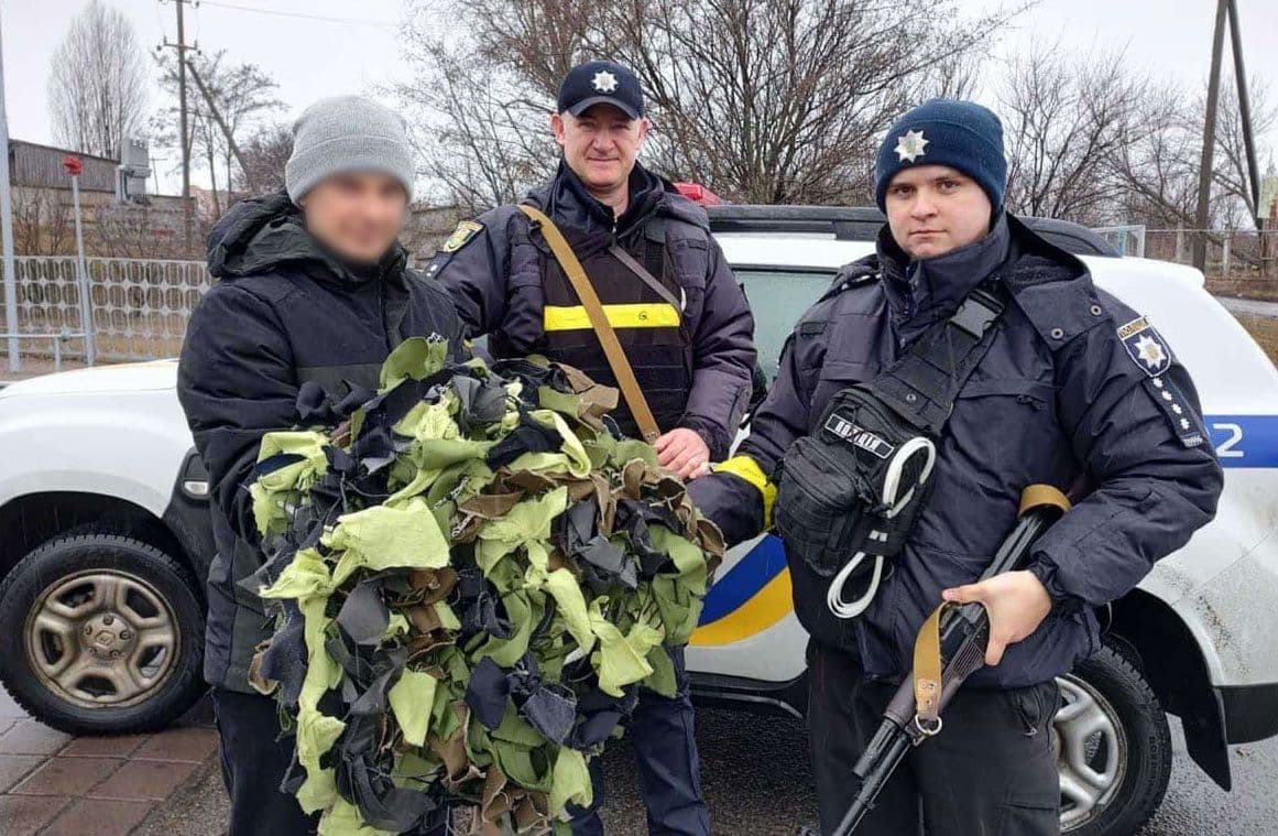На Миргородщині багатодітна родина сплела маскувальну сітку для поліцейських