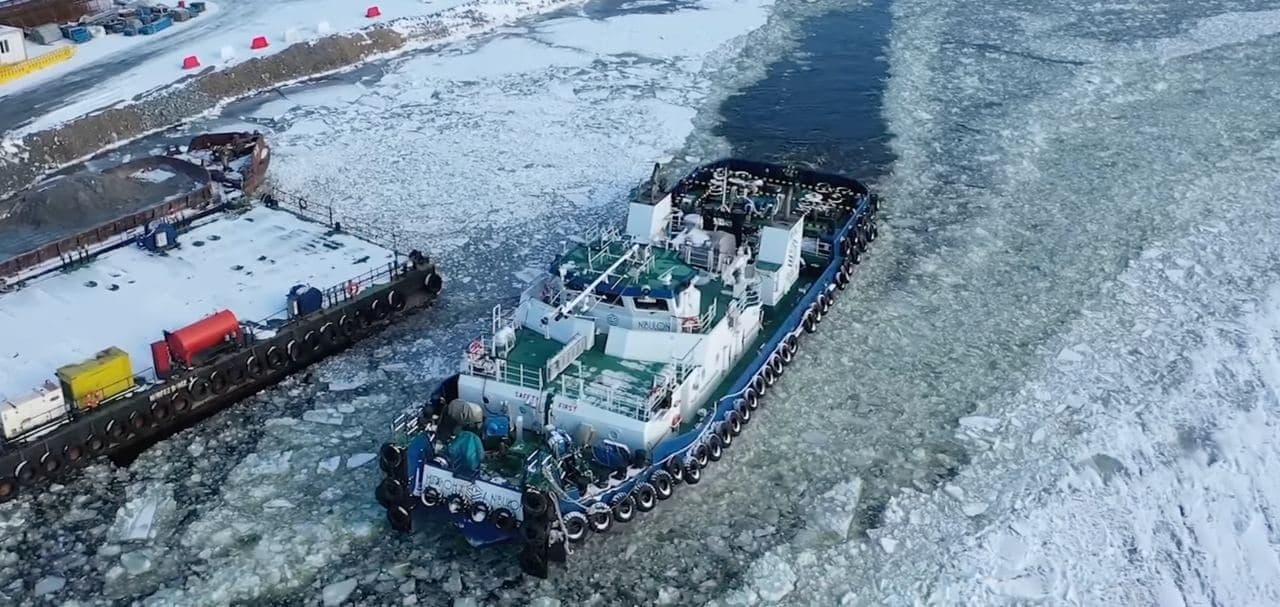 Буксир-криголам прибув на будівництво мосту в Кременчузі. ВІДЕО