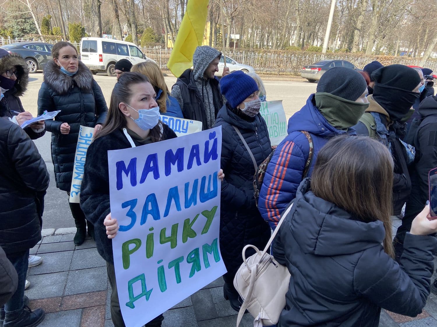 Полтавці під міськрадою протестують проти забудови Прирічкового парку (оновлено)