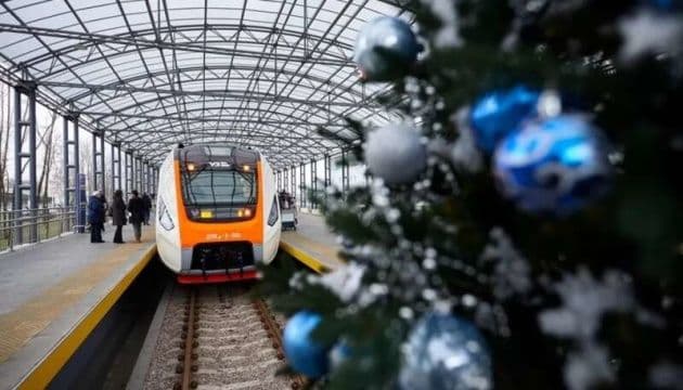 «Укрзалізниця» призначила сім додаткових потягів на Новий рік