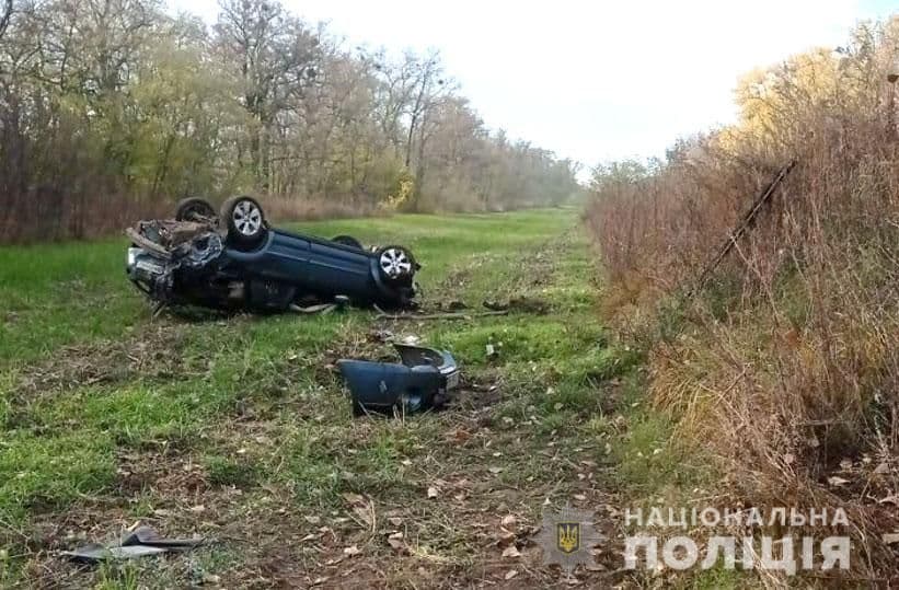 У Полтавському районі автомобіль з'їхав з дороги та перевернувся