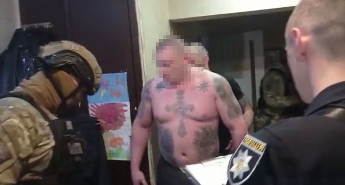 Банду шахраїв на чолі зі «смотрящим» за Полтавою взяли під варту