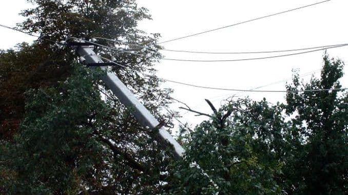 Через грозу 78 населених пунктів Полтавщини залишилися без світла