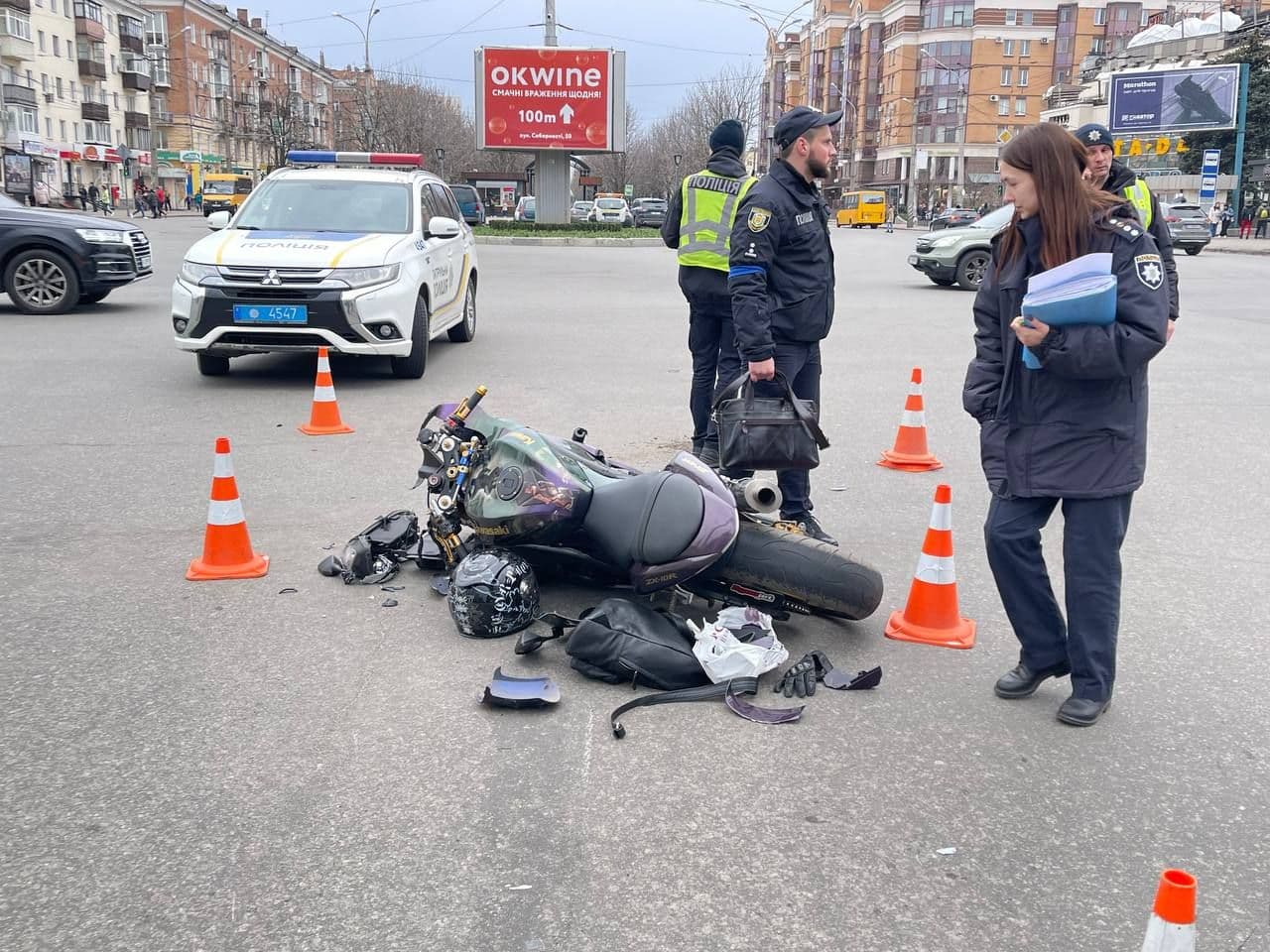 У центрі Полтави мотоцикліст побився з копами