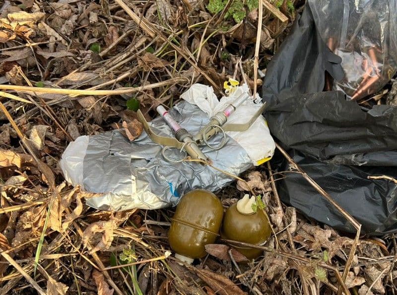 Житель Полтавщини знайшов пакет зі зброєю за власним подвір'ям