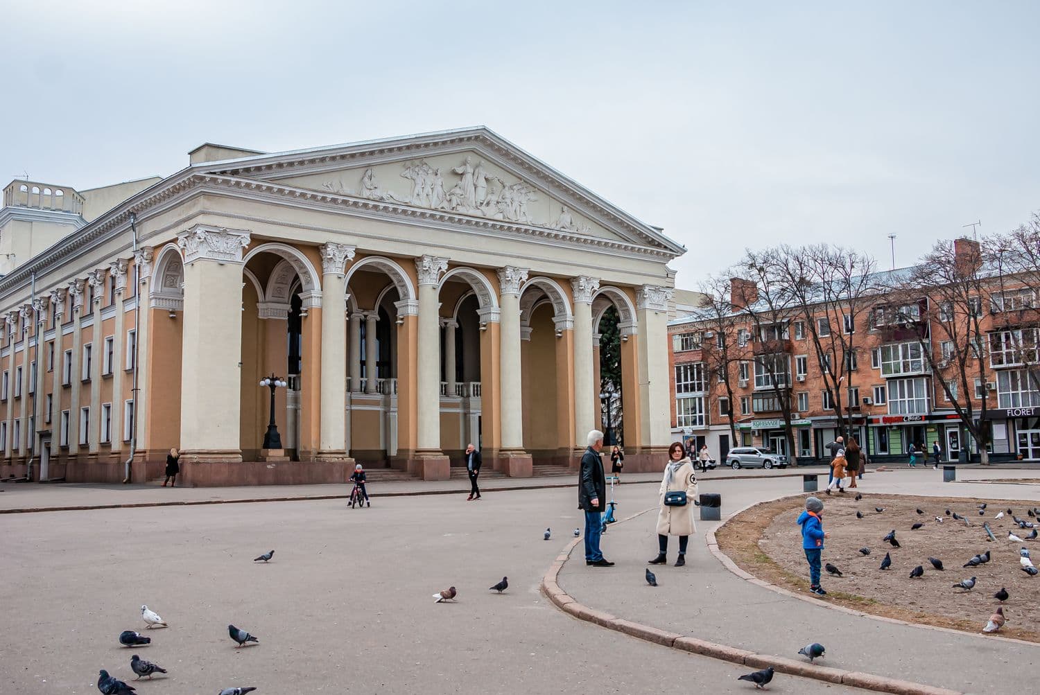 Дивіться, які вистави покажуть у Полтавському театрі Гоголя в жовтні