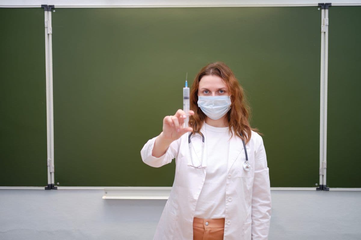 Школи, у яких вакциновано 80% педперсоналу, зможуть виграти подарунки від МОЗ
