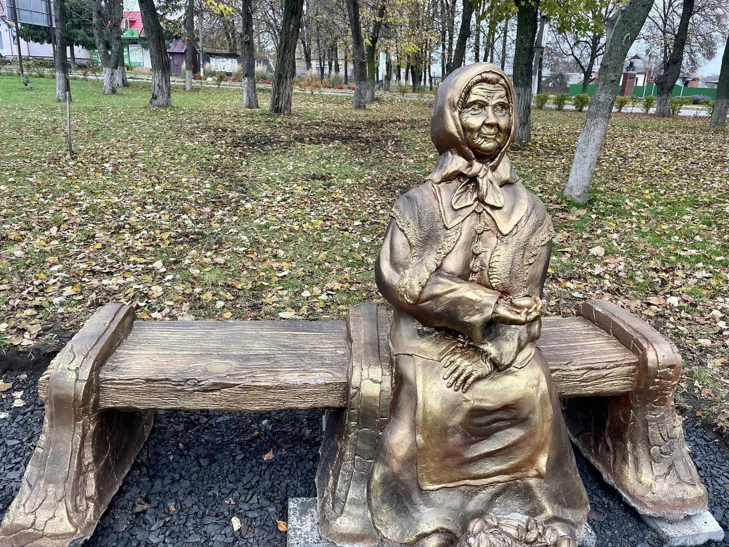 В Опішні на лавці тепер цілодобово сидітиме «Бабуся зі сливами»