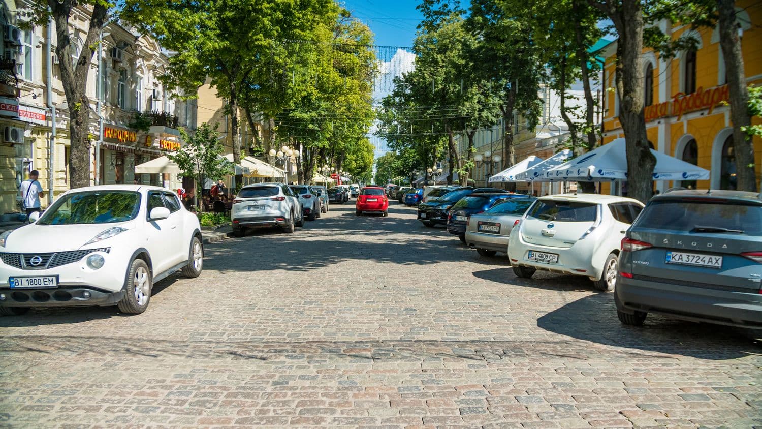 Європа чи глуш: Чому на полтавській пішохідці досі паркуються автомобілі і як з цим боротись?