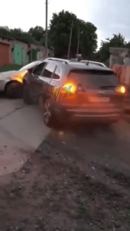 У Чутівській громаді під час бійки водій Jeep протаранив легковик