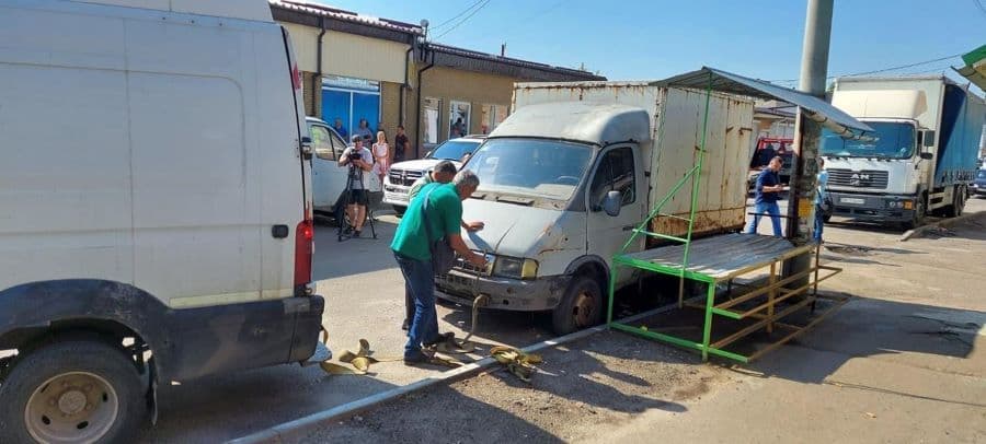 Вантажівки прибрали: на полтавському ринку боротьба з незаконною торгівлею