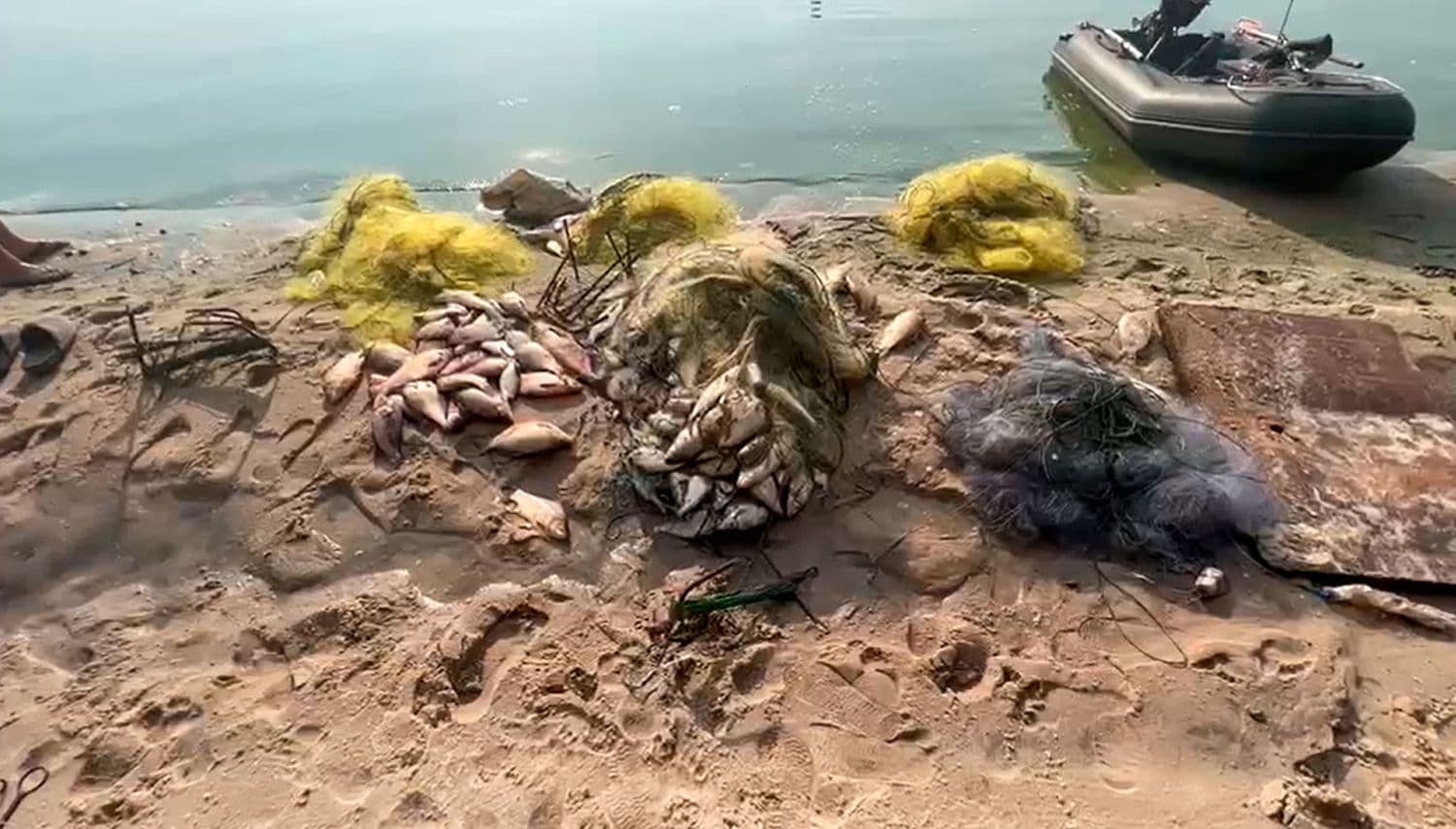 З Кременчуцького водосховища дістали 1200 метрів браконьєрських сіток