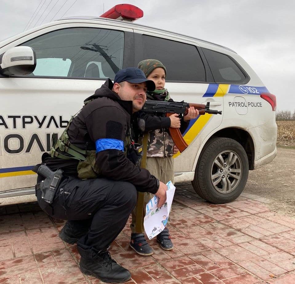 Мрії здійснюються: семирічному фанату патрульної поліції вручили шеврон від «Маршала»