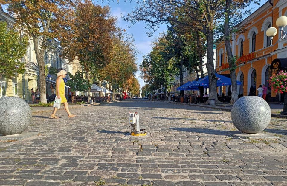 У центрі Полтави автомобіль зніс захисний болард