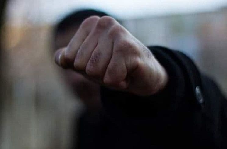 Кременчуківець побив підлітка, який кидав каміння по будинку
