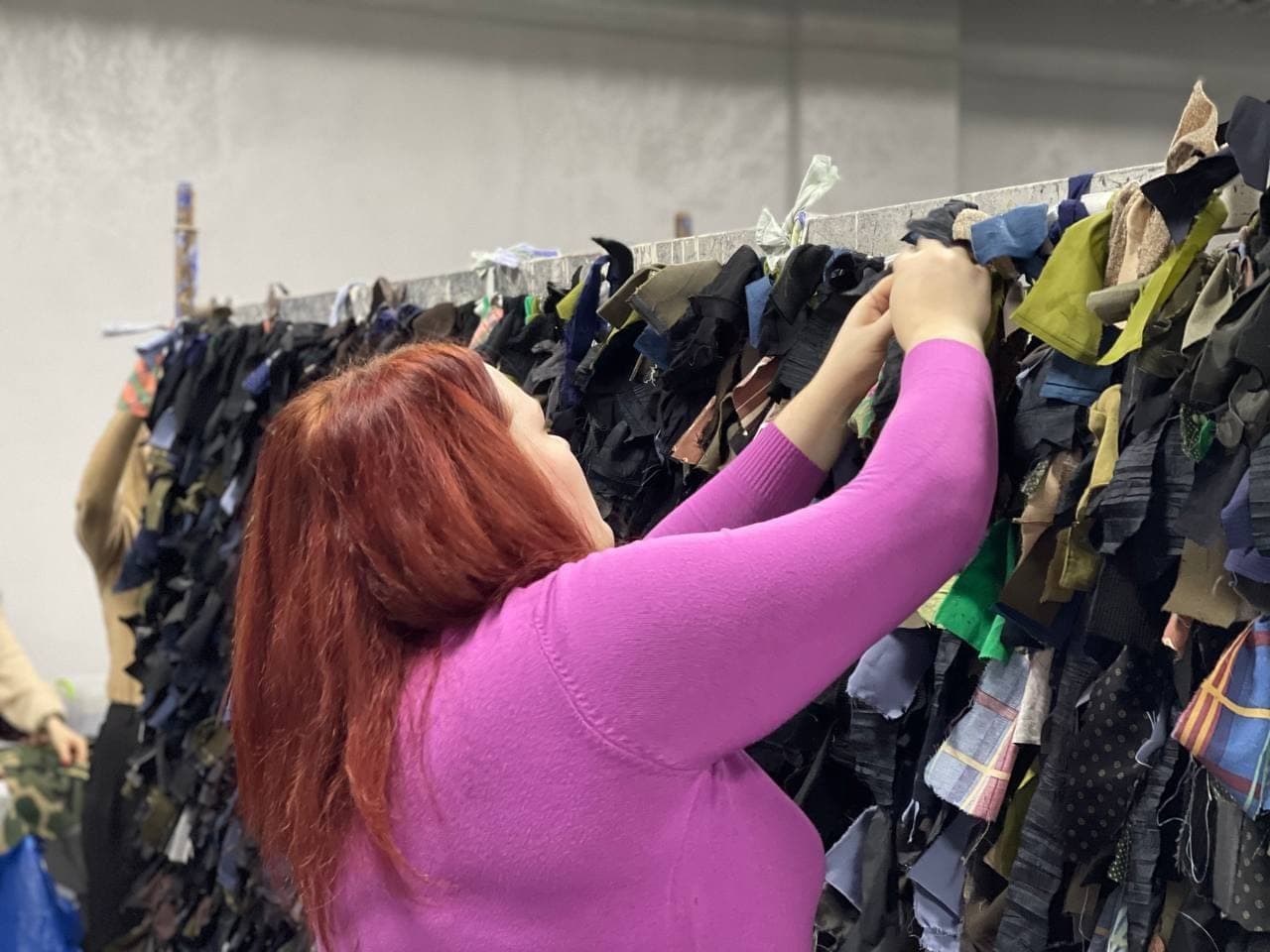 "Вся країна бореться": як у Полтаві плетуть маскувальні сітки для фронту. ФОТОРЕПОРТАЖ