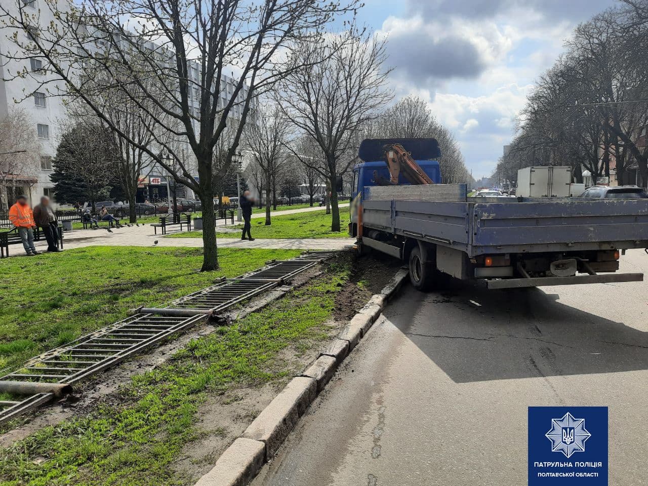 У центрі Полтави вантажівка знесла паркан вздовж каштанової алеї