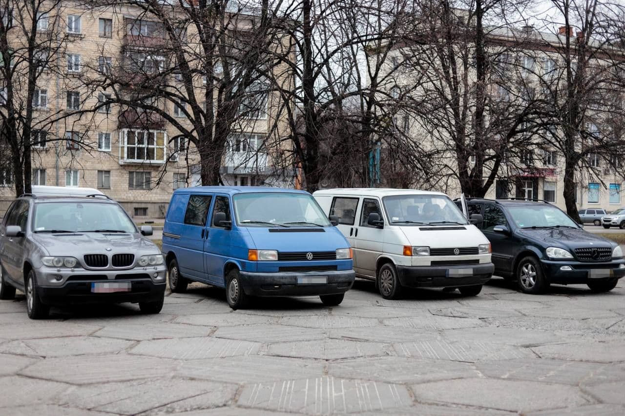 Полтавські волонтери передали ще чотири автівки на фронт