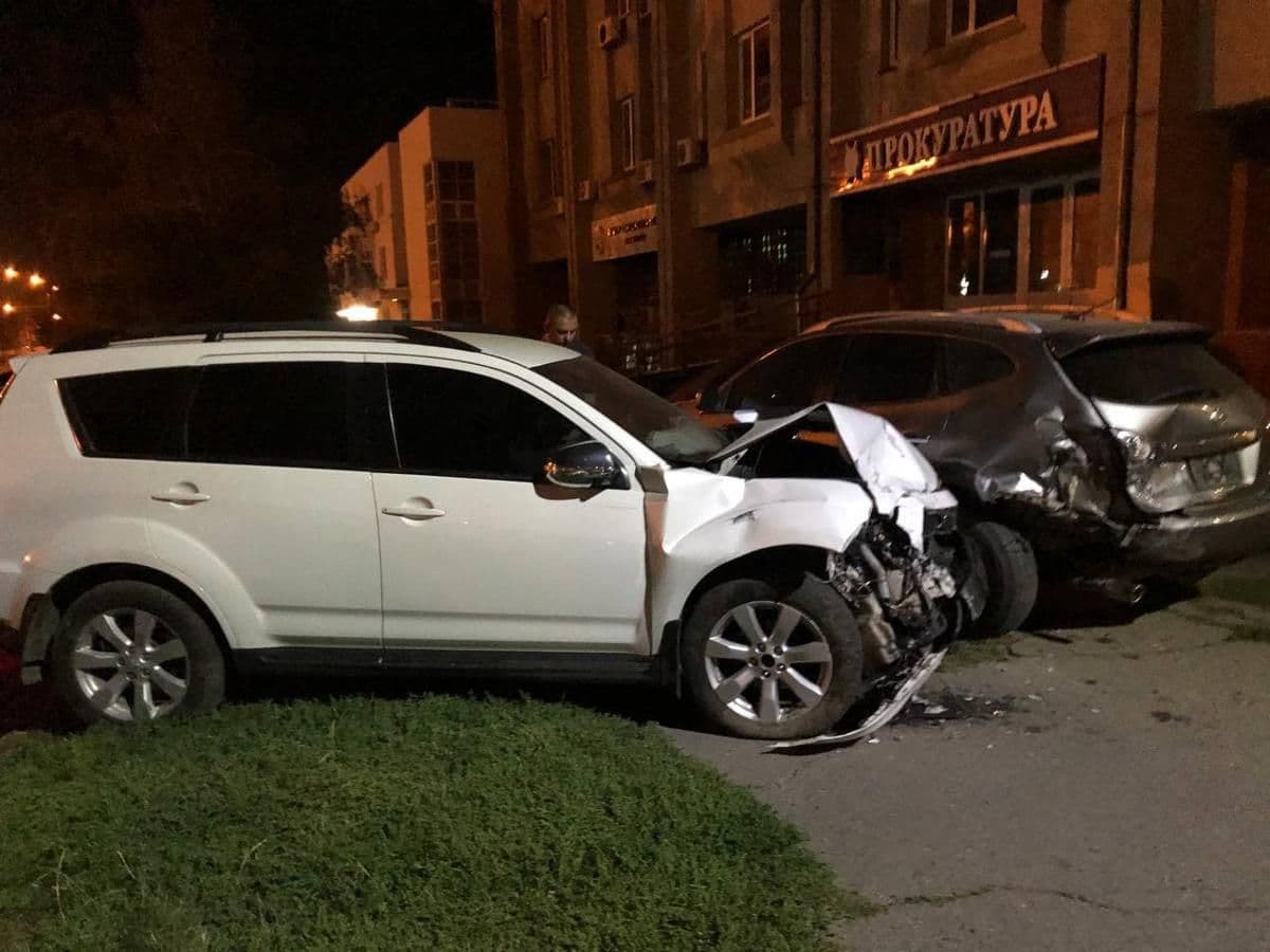 ДТП напроти поліцейського відділення: легковик в'їхав у припарковану автівку