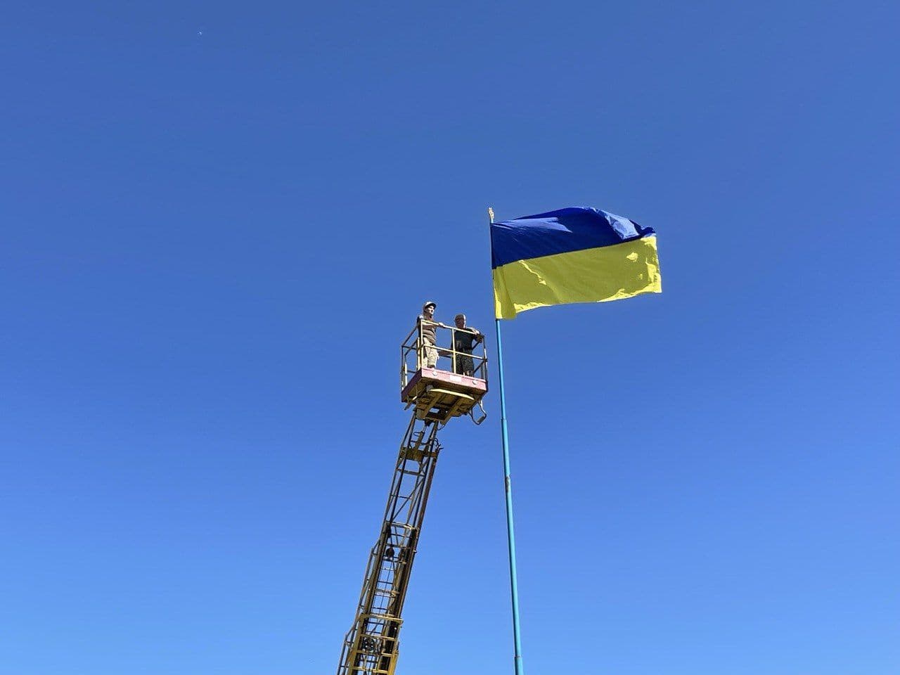 На залізничних вокзалах Полтави та в'їздах до міста замінили державні прапори