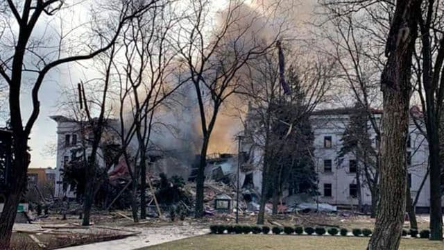 У Маріуполі під завалами Драмтеатру загинуло близько 300 людей, — міськрада
