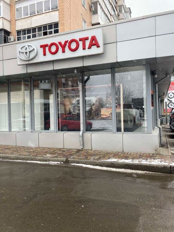 У Полтаві планують демонтувати банери та флагштоки біля автосалону Toyota