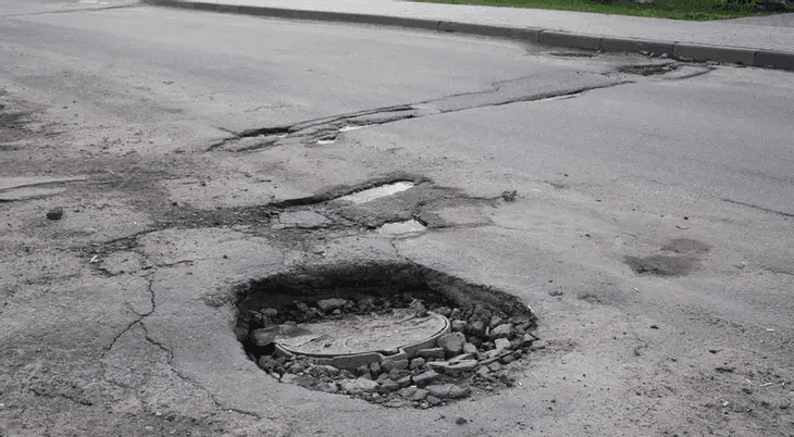 Жителі Ковалівки просять відремонтувати аварійну ділянку дороги