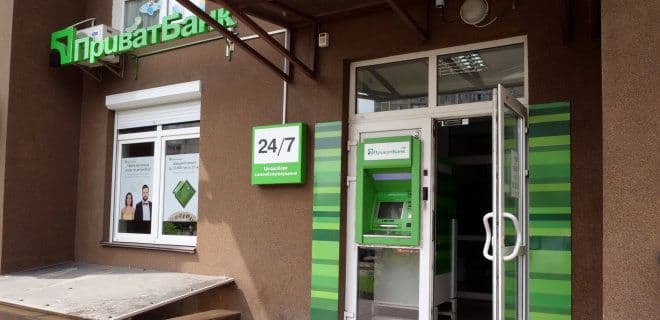 ПриватБанк зупиняє роботу банкоматів та терміналів