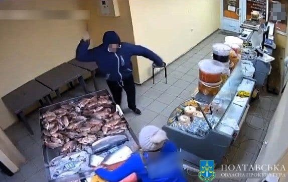 У Полтаві чоловік напав на продавчиню магазину
