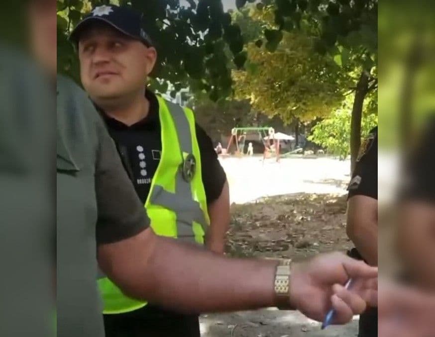 Двоє чоловіків у Полтаві ображали військових: за справу взялася поліція
