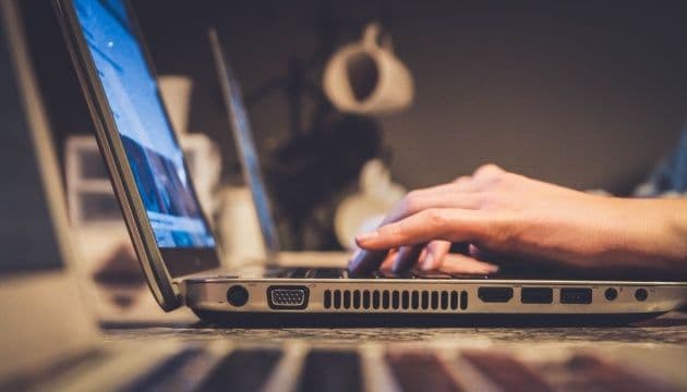 Полтавщина передала ноутбуки для відновлення роботи Херсонської ОВА