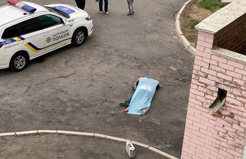 Сам чи допомогли: на Огнівці чоловік випав з десятого поверху